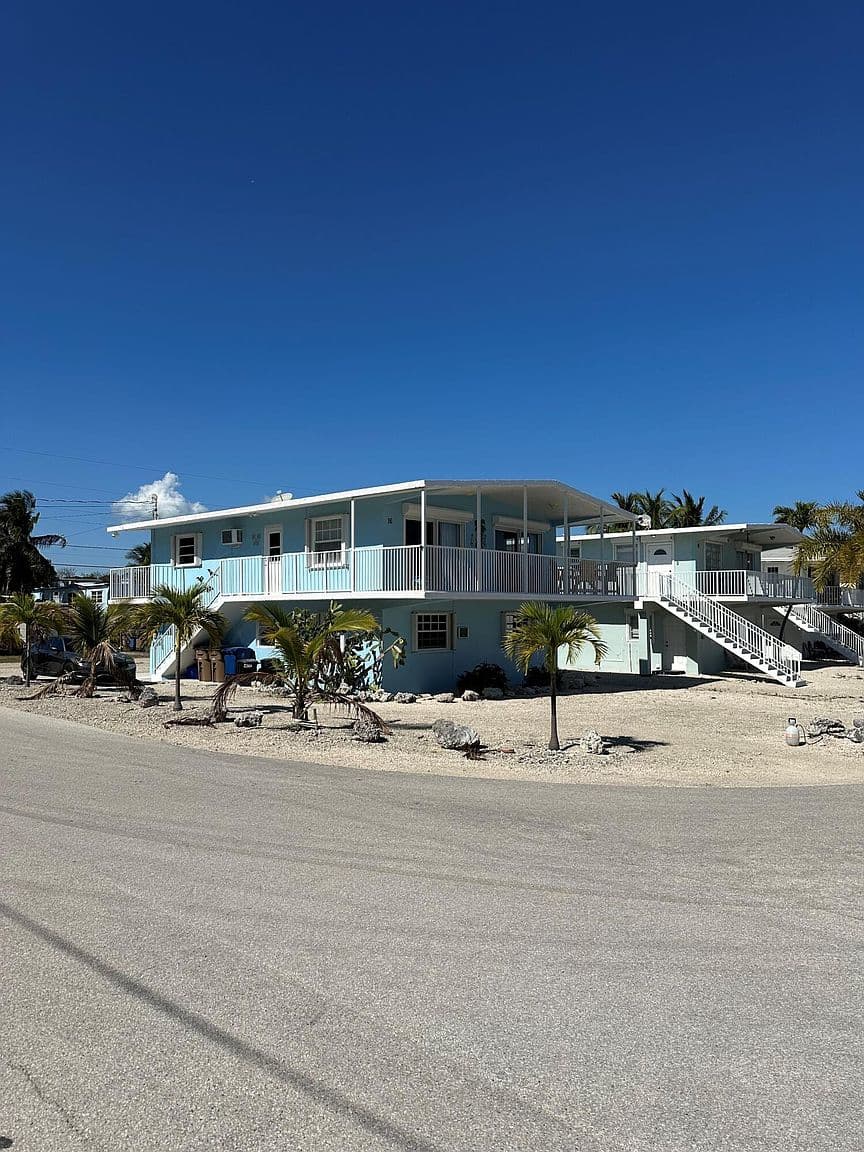 16 Shoreland Dr