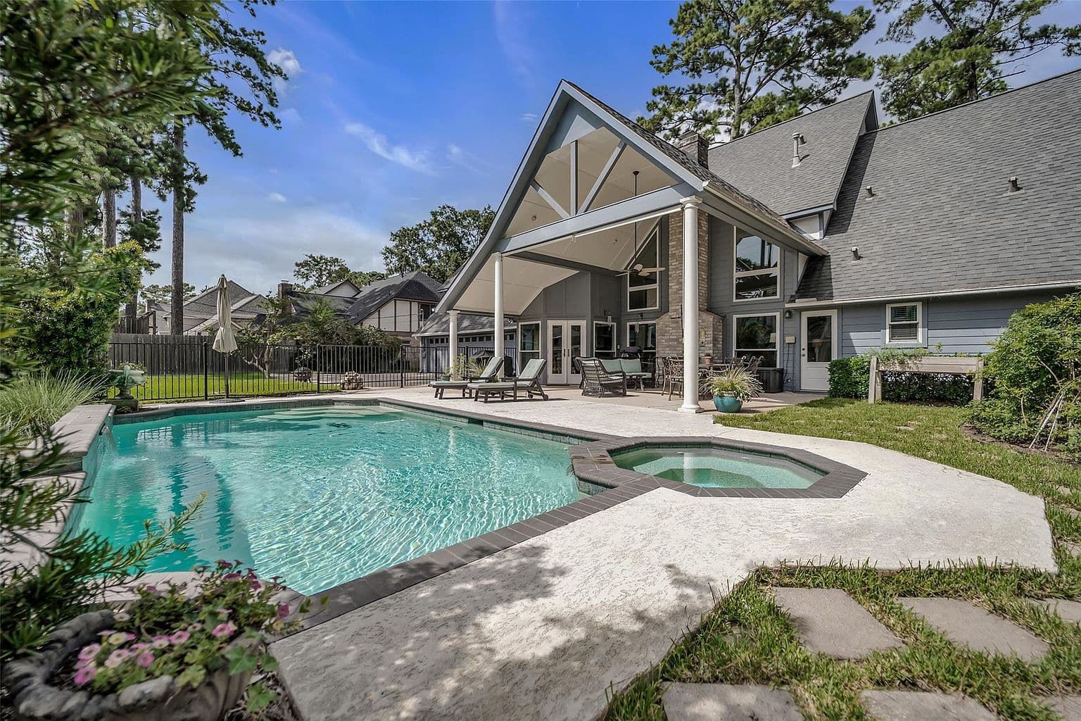 8018 Northbridge Dr - Image 3