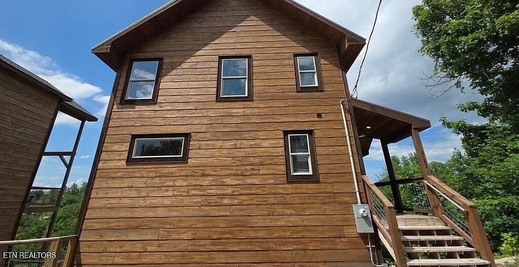 2123 Windy Ln