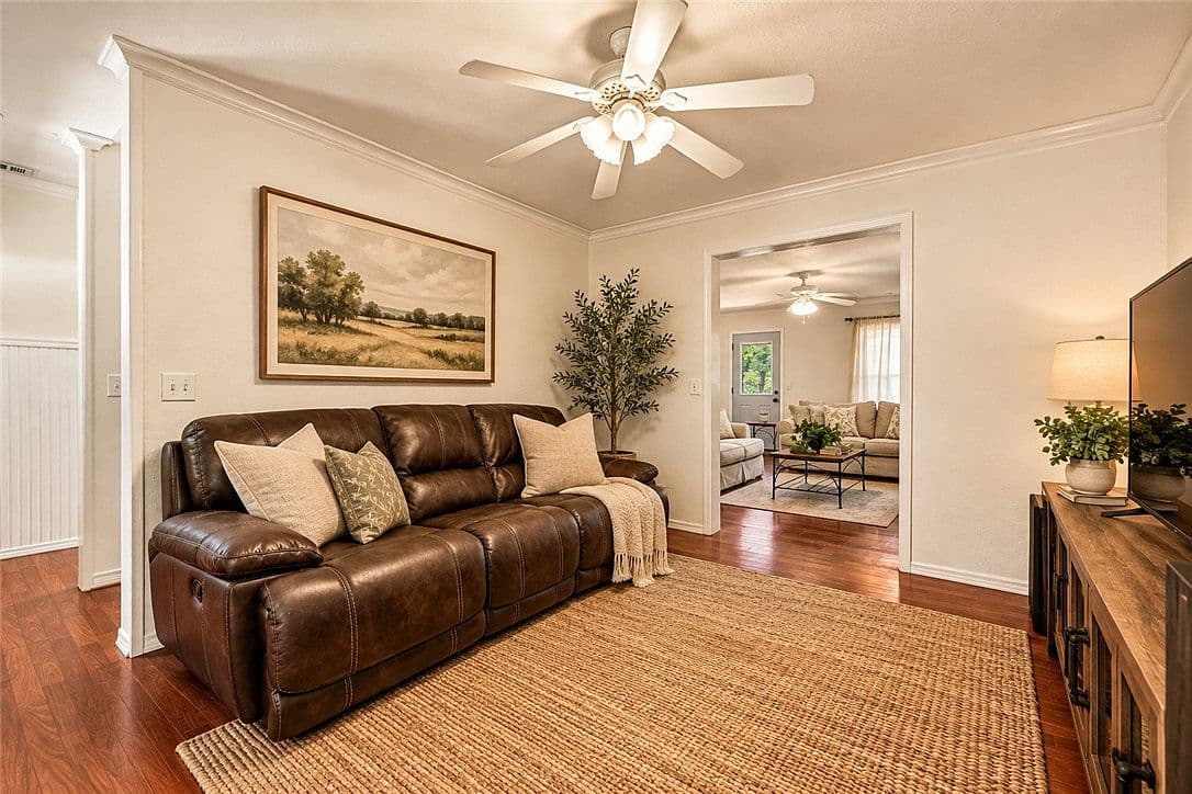8557 Manor Dr - Image 2