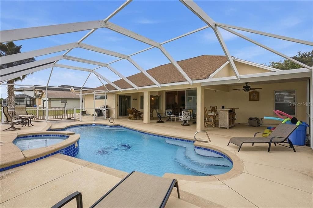 36 Cloverdale Court N - Image 3