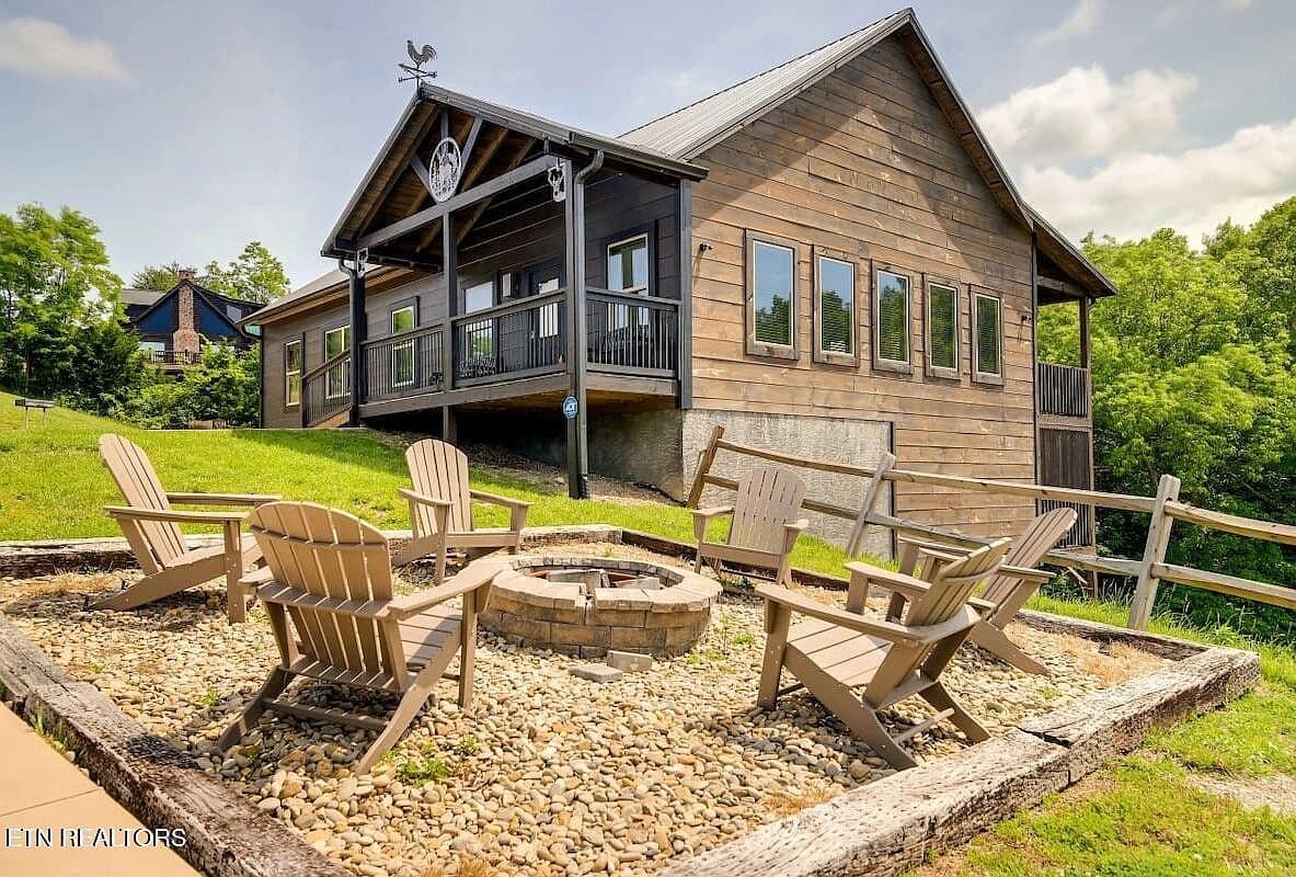 330 Oak Lake Dr