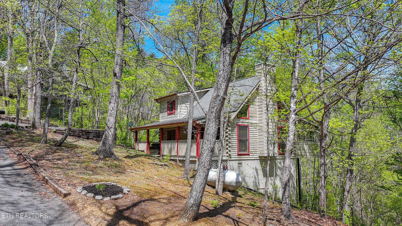 2322 Bonnie Ln - Image 2