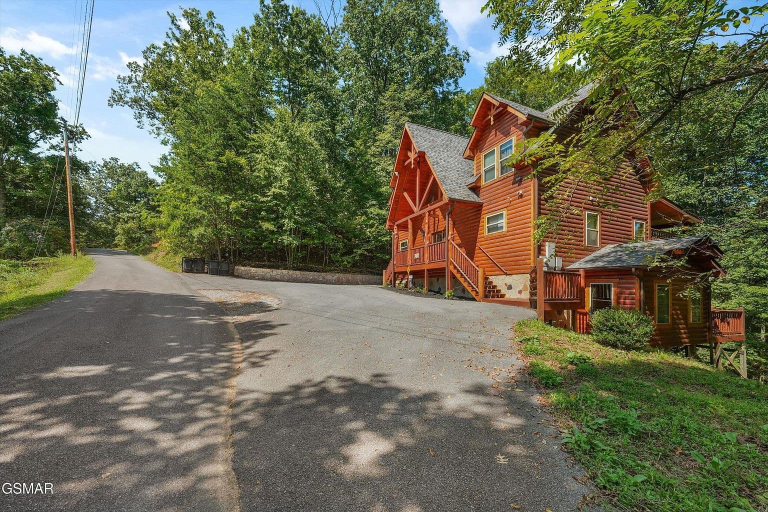1041 Vista Dr - Image 2