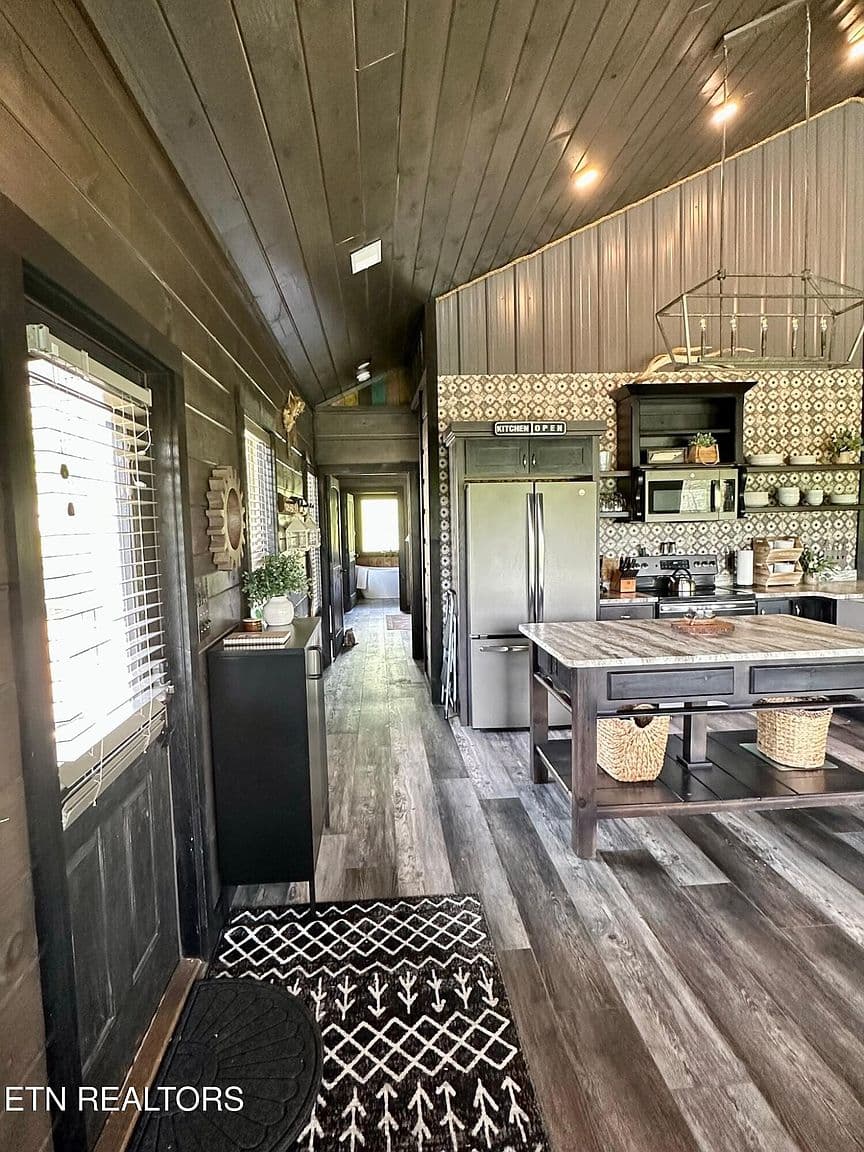 330 Oak Lake Dr - Image 3