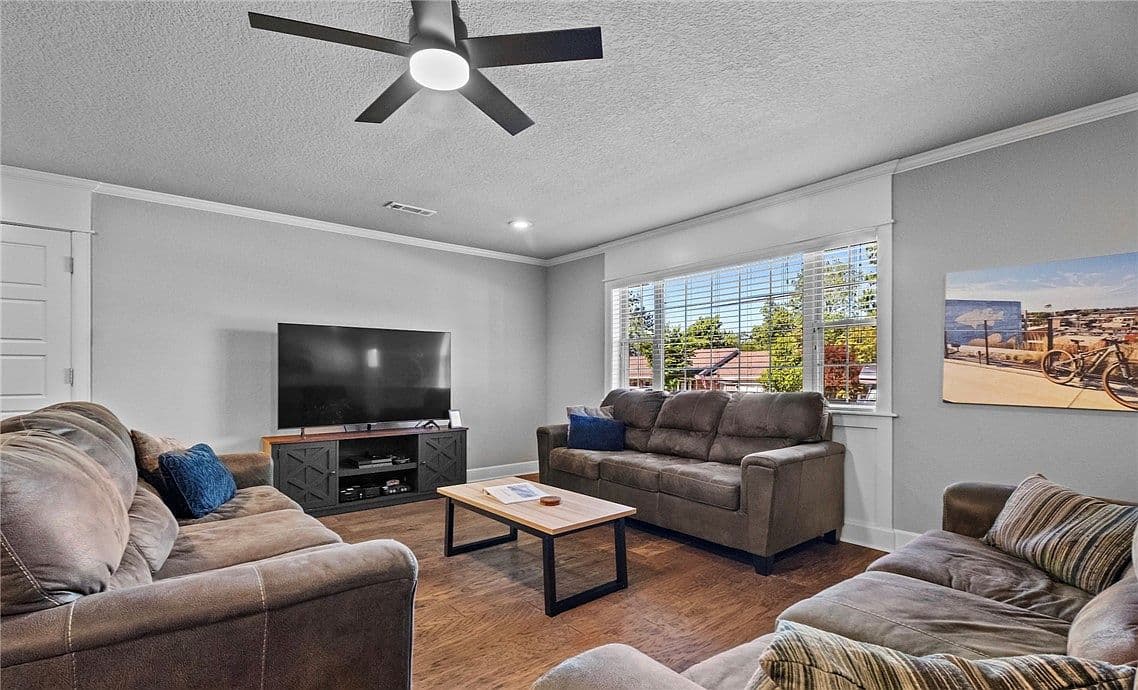 802 Nw J St — photo 5
