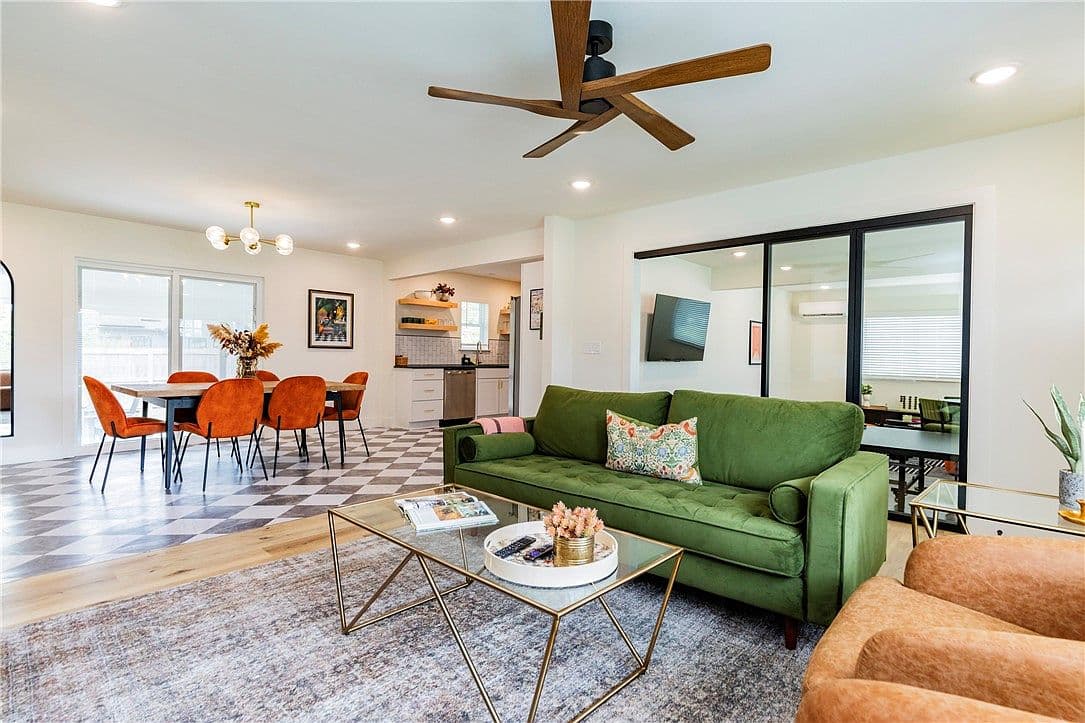 810 Carson Dr - Image 2