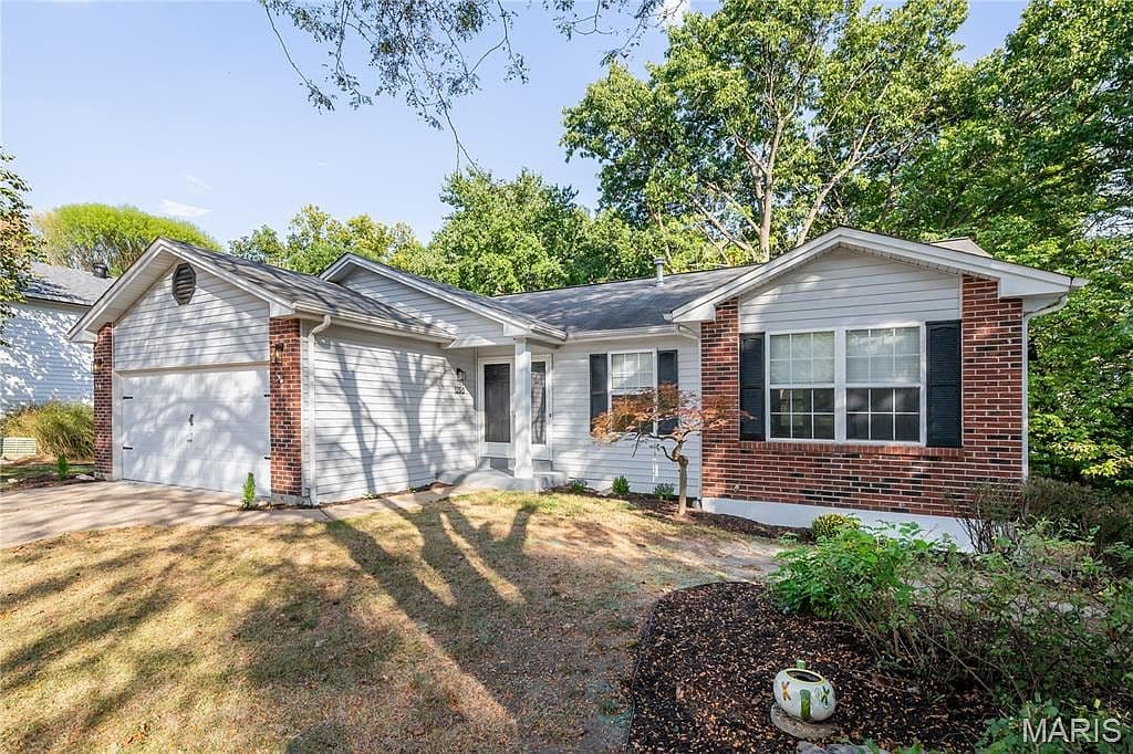 1298 Golden Gate Ln - Image 2