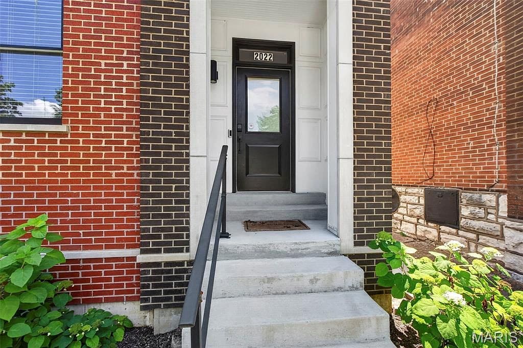 2022 Geyer Ave - Image 3