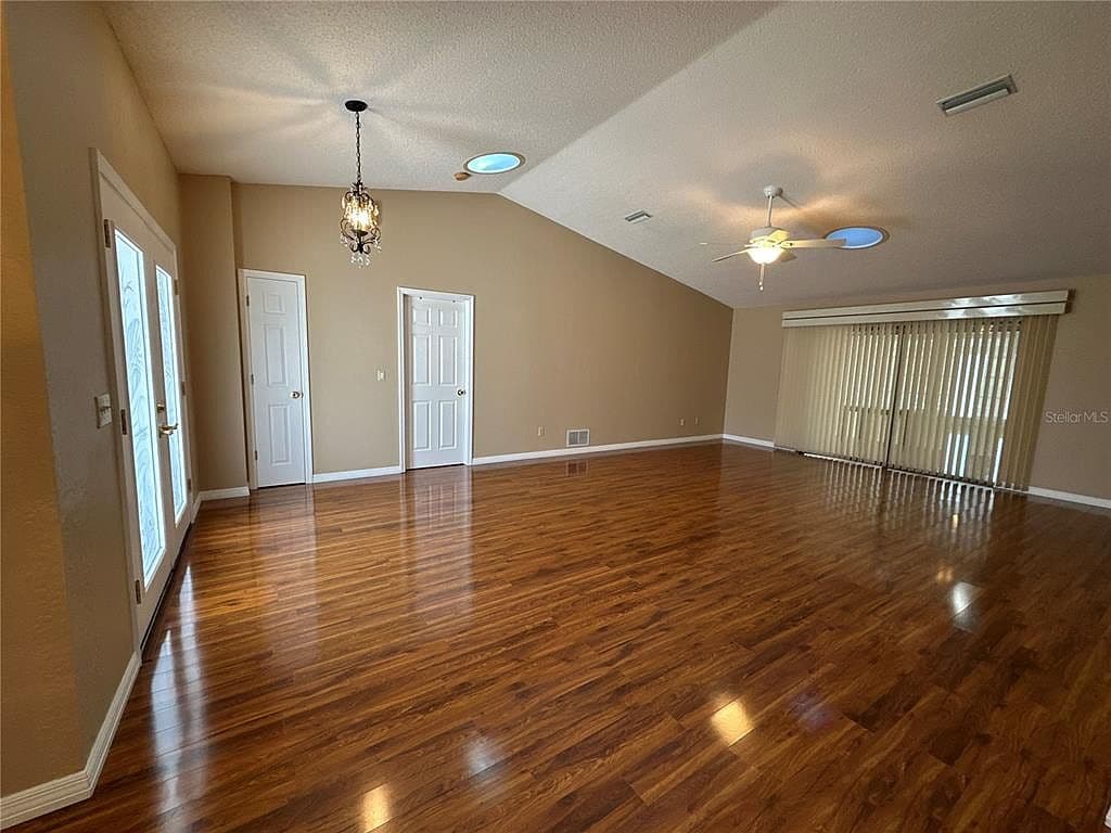 100 Webster Ln - Image 3