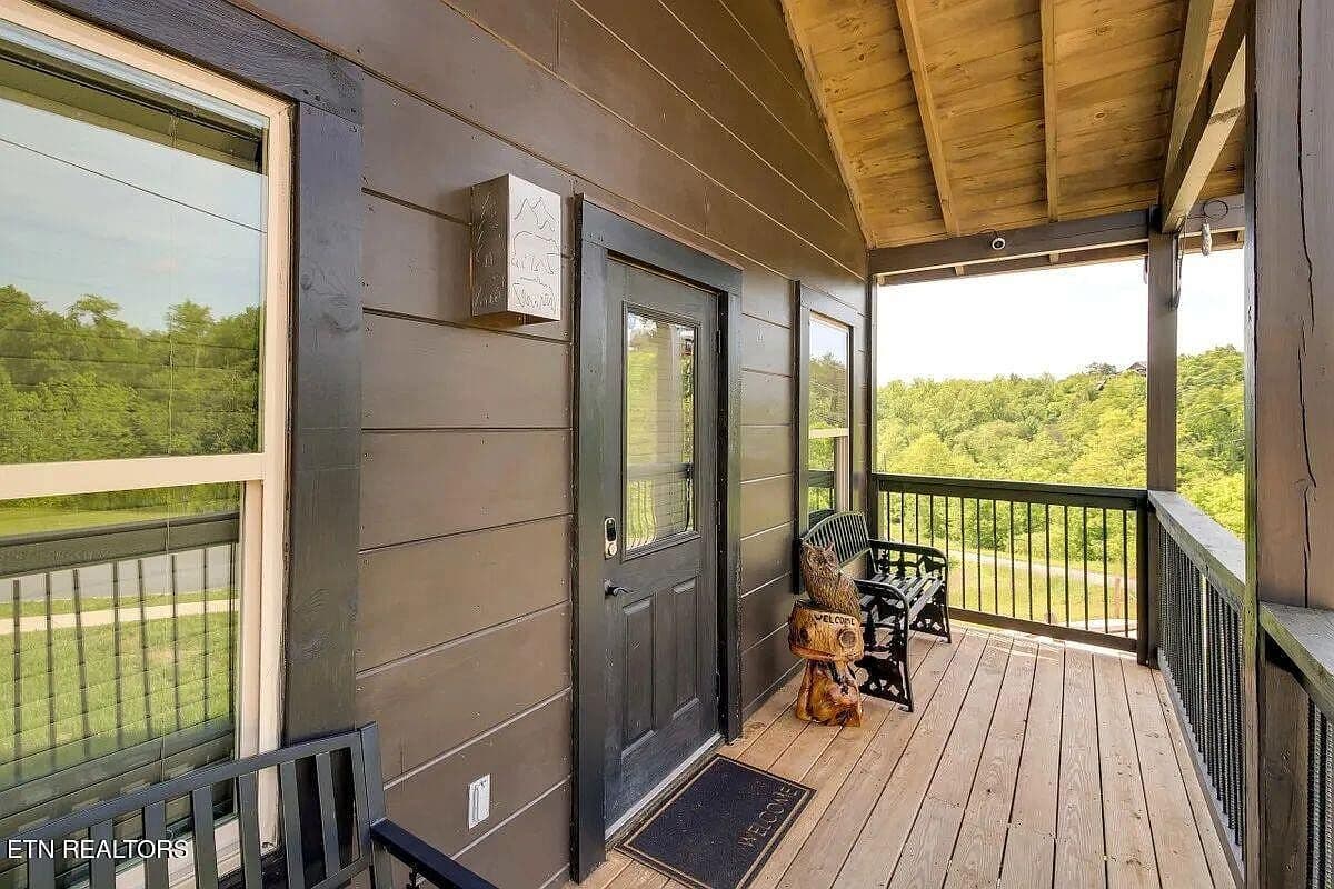 330 Oak Lake Dr - Image 2