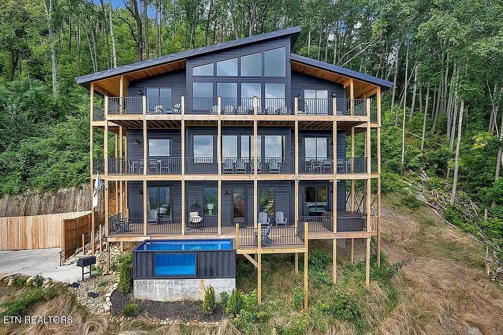 793 Chestnut Dr - Image 2