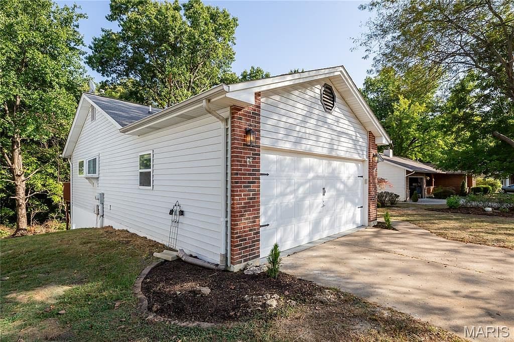 1298 Golden Gate Ln - Image 3