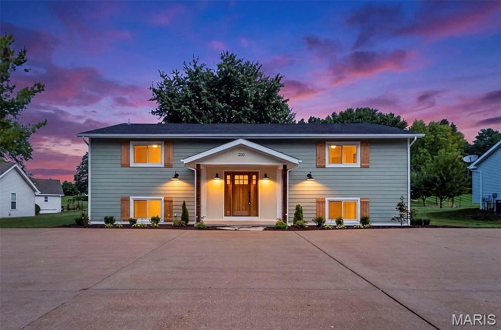 200 Park Charles Blvd S