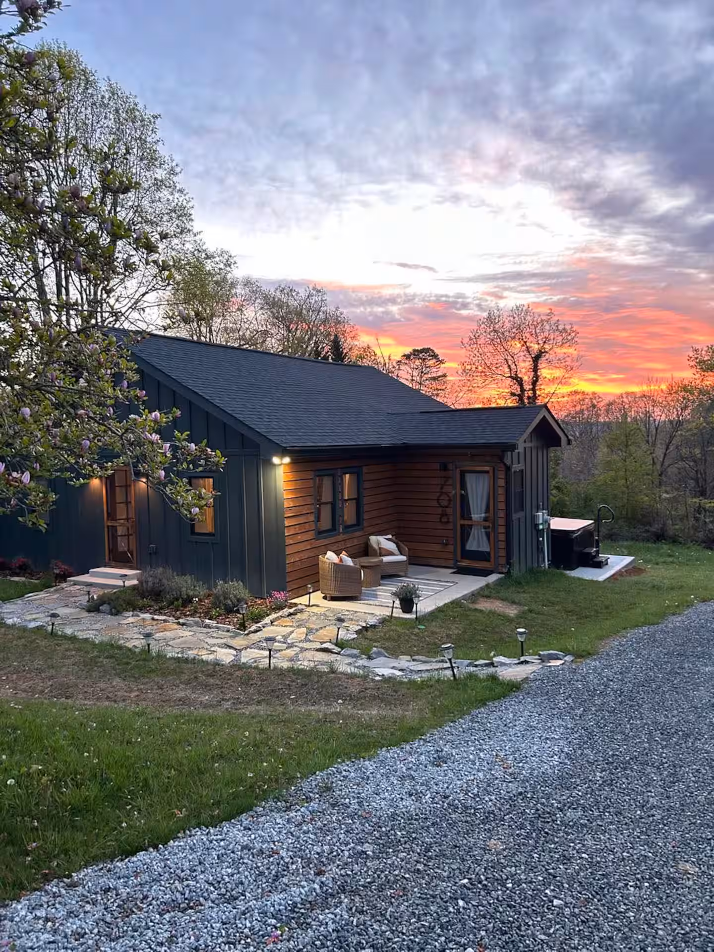 Great Hendersonville, NC Bungalow 5 min from downtown — After
