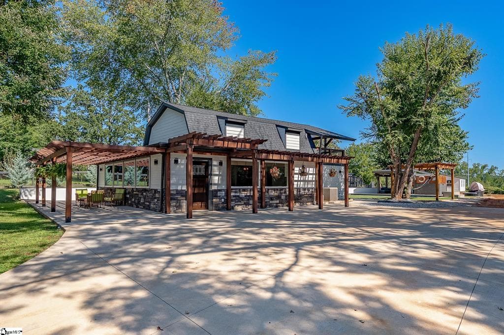 Greenville, SC 4 BR modern home with a pool and cabana near Greer, SC — Before