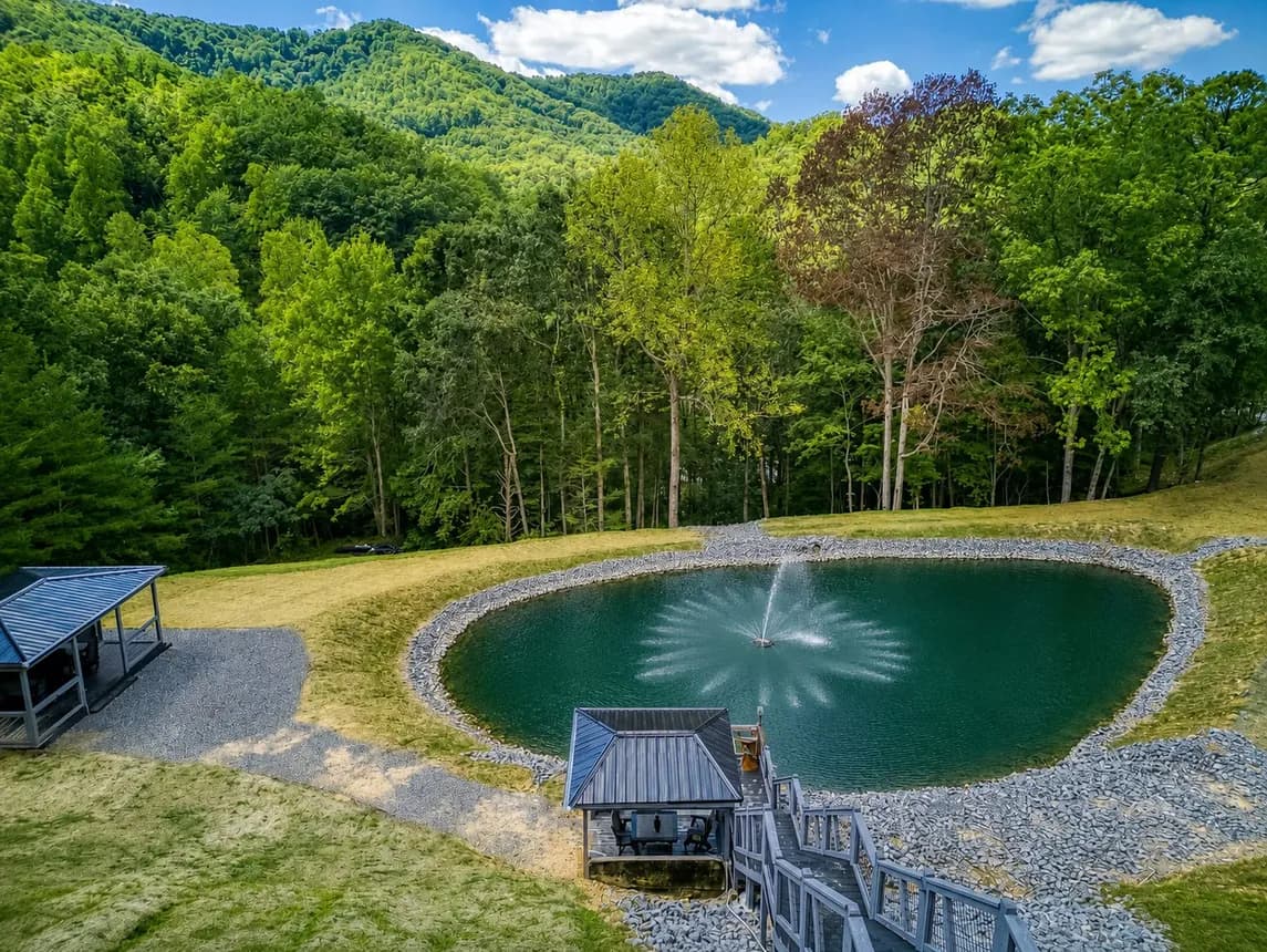 Wears Valley, TN 5bd 5ba Elk Ridge Cabin — After